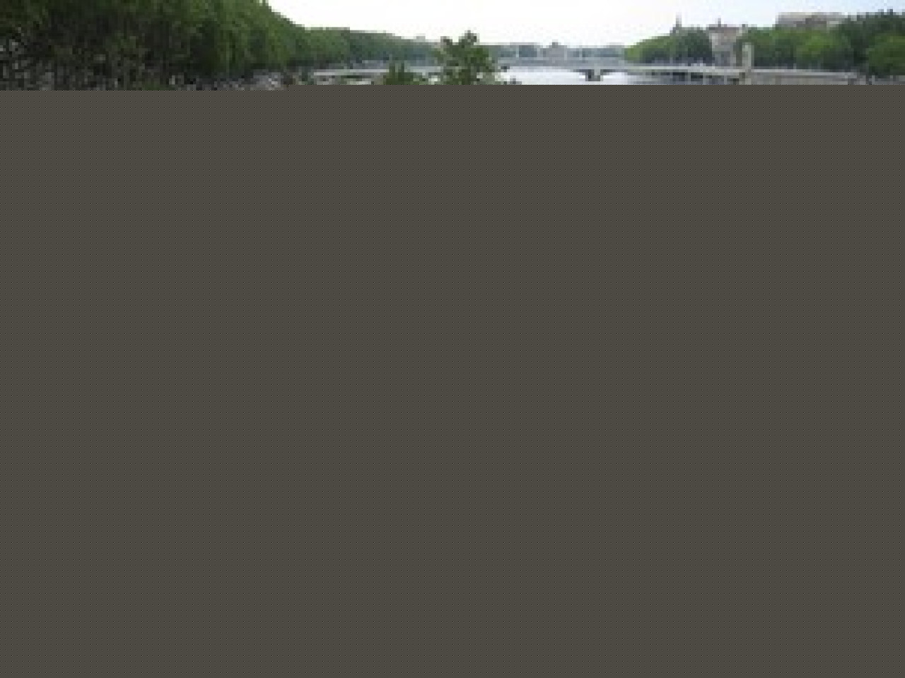 Une embrassade g&eacute;ante sur les berges du Rh&ocirc;ne, quai Augagneur