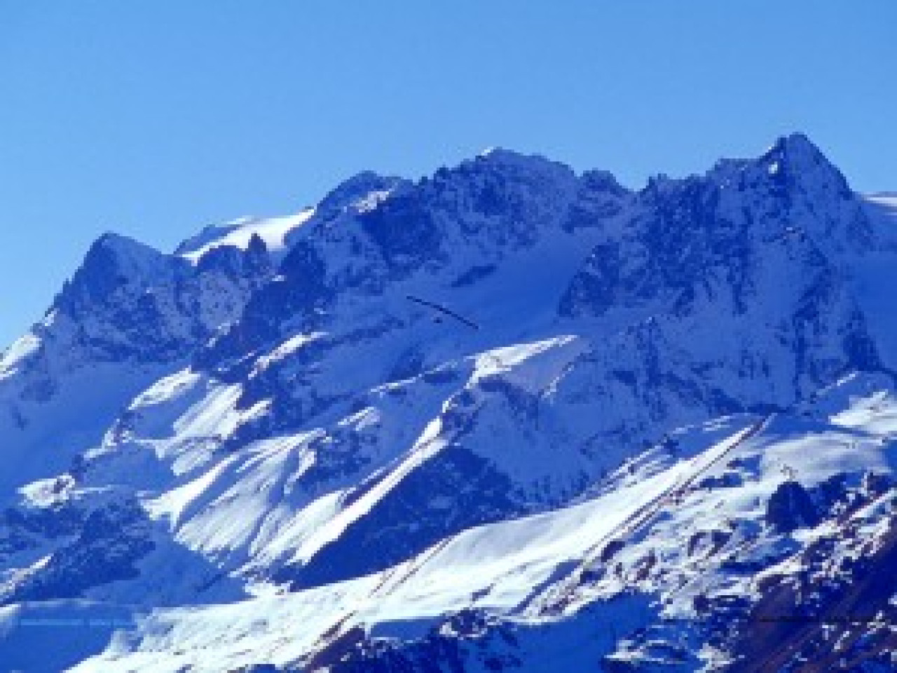 Une grosse avalanche cet après-midi à Val Cenis en Savoie. Une grosse avalanche cet après-midi à Val Cenis en Savoie.