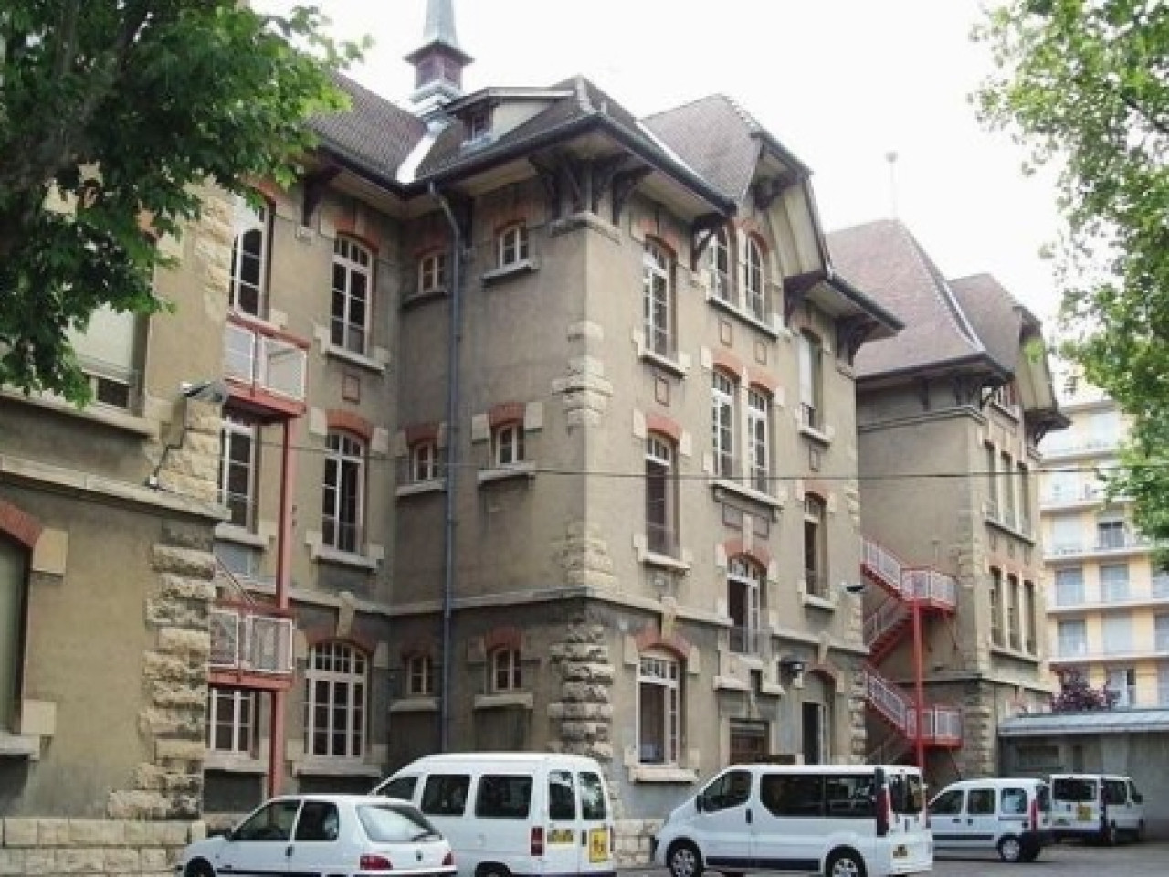 Une petite manifestation pour sauver l&rsquo;internat Favre