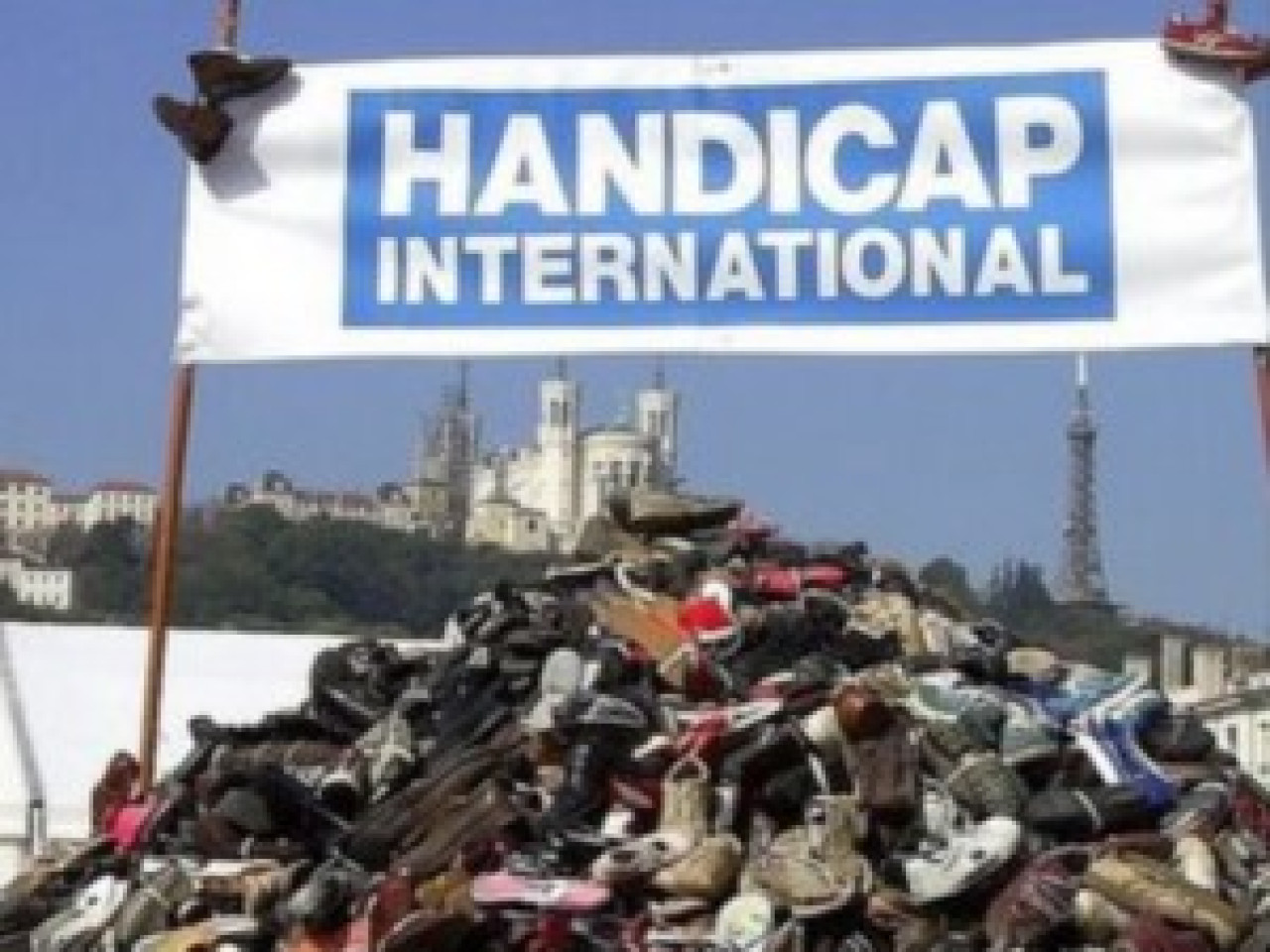 Une pyramide de chaussures &agrave; Bellecour le 24 septembre