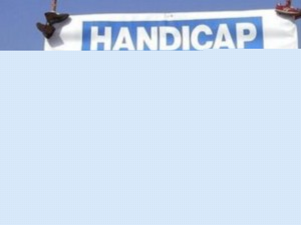 Une pyramide de chaussures samedi à Lyon Une pyramide de chaussures samedi à Lyon