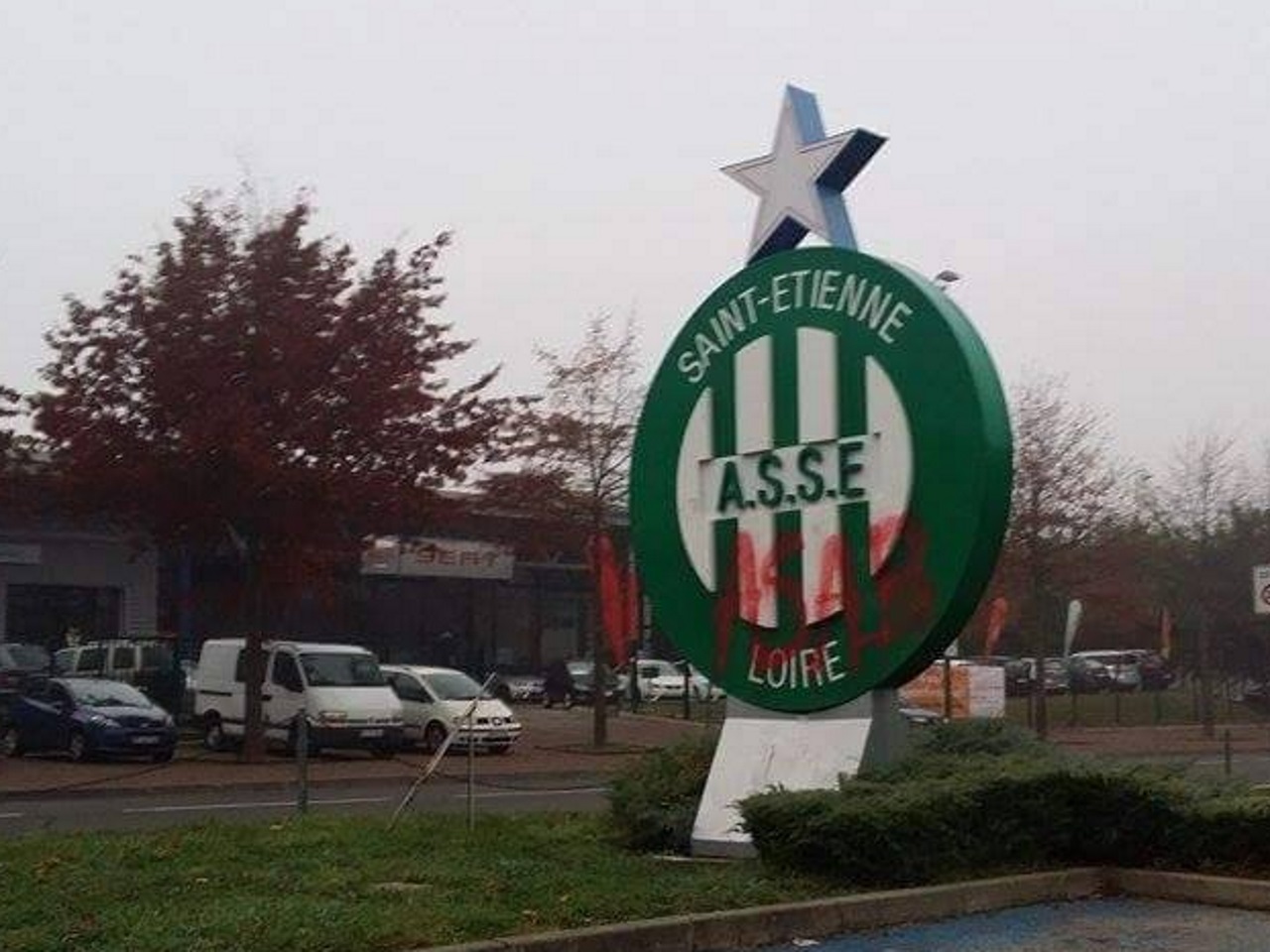 Les installations du stade Geoffroy-Guichard &agrave; St Etienne tagu&eacute;es par des Ultras Lyonnais