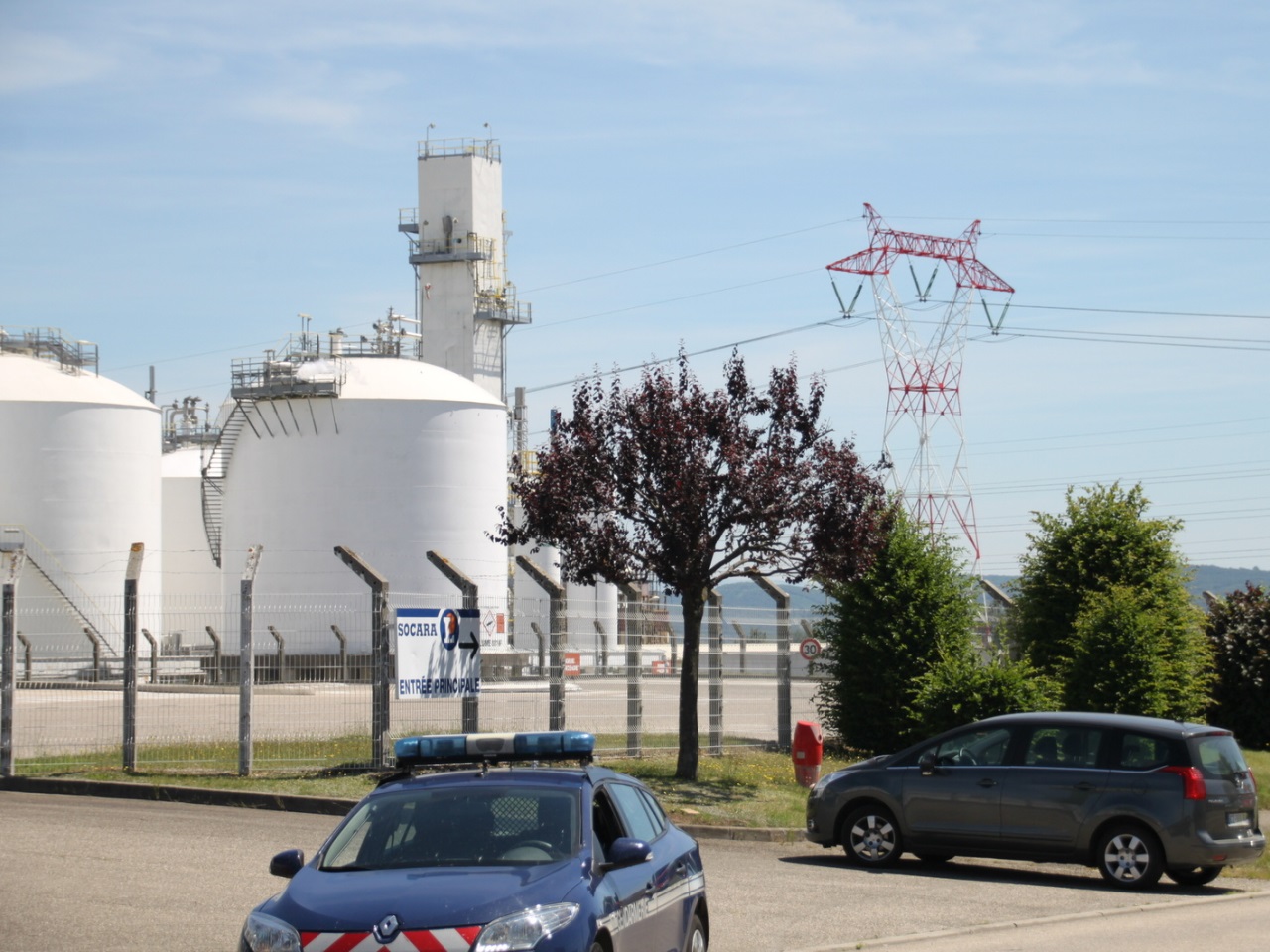 Yassin Salhi interpellé, sa femme parle d'une "vie de famille normale" Yassin Salhi interpellé, sa femme parle d'une "vie de famille normale"