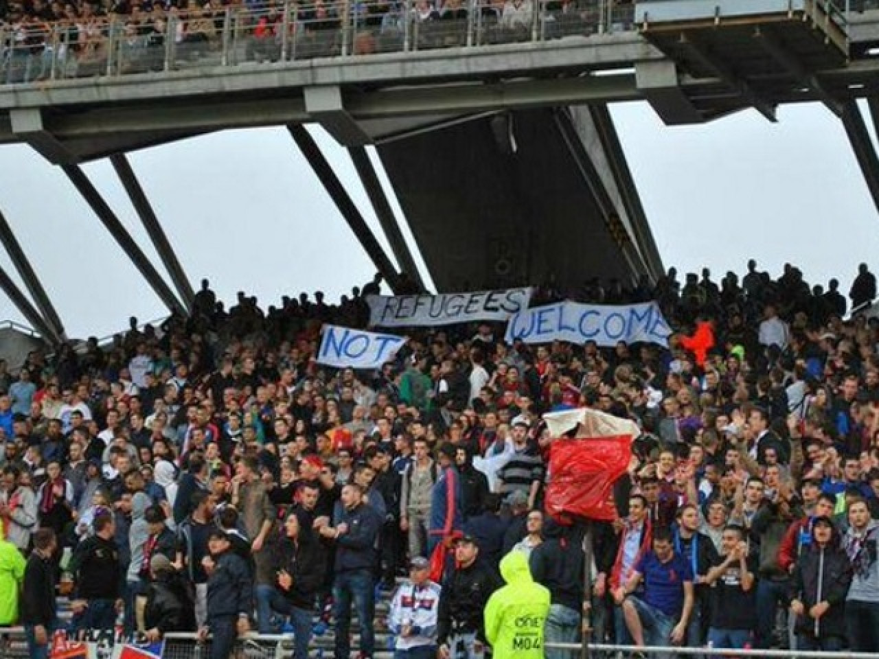 Banderole anti-réfugiés à Gerland : l'OL a voulu porter plainte Banderole anti-réfugiés à Gerland : l'OL a voulu porter plainte