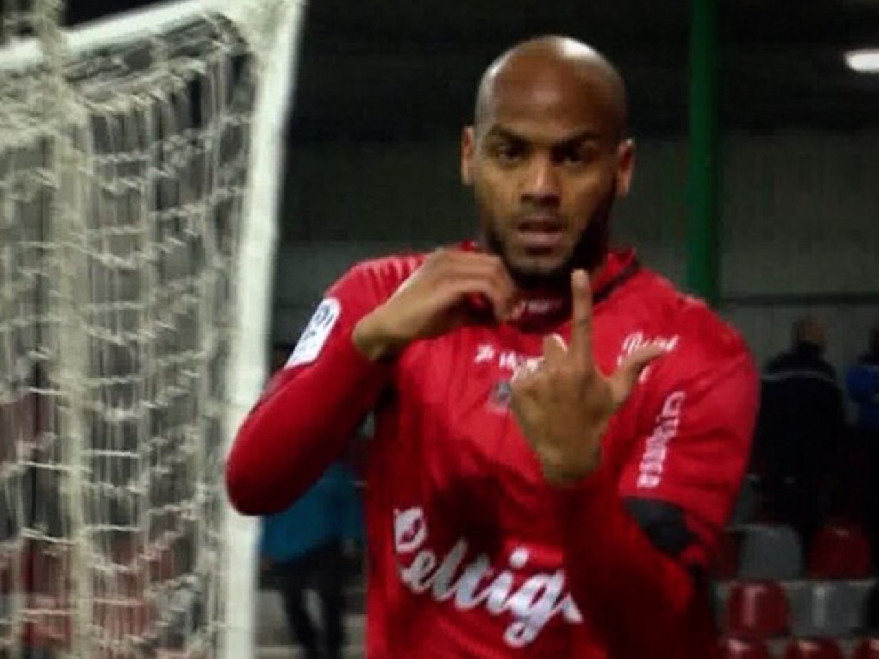 Jimmy Briand célébre son but contre l'ASSE en mimant le signe de l'OL Jimmy Briand célébre son but contre l'ASSE en mimant le signe de l'OL