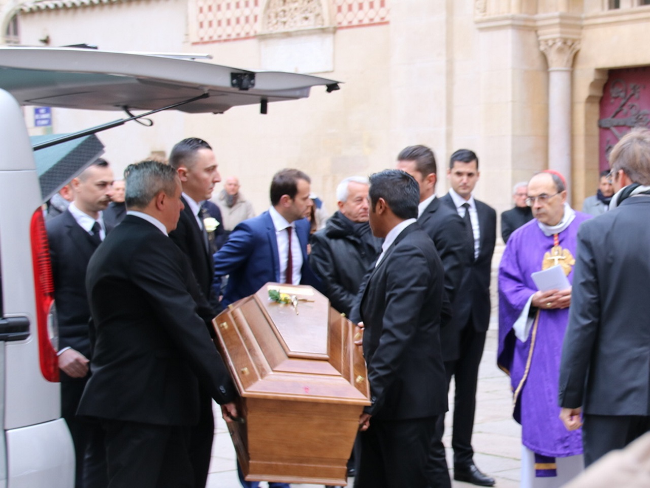 Lyon : un dernier hommage à Caroline, la jeune Lyonnaise tuée lors des attentats Lyon : un dernier hommage à Caroline, la jeune Lyonnaise tuée lors des attentats