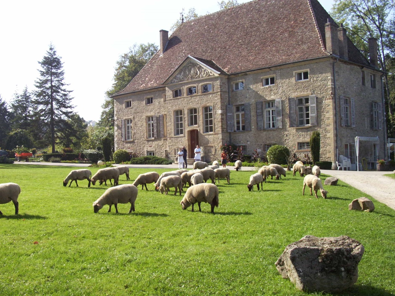La vente d'un château au fils d'un député du Rhône ravive de vieilles affaires La vente d'un château au fils d'un député du Rhône ravive de vieilles affaires