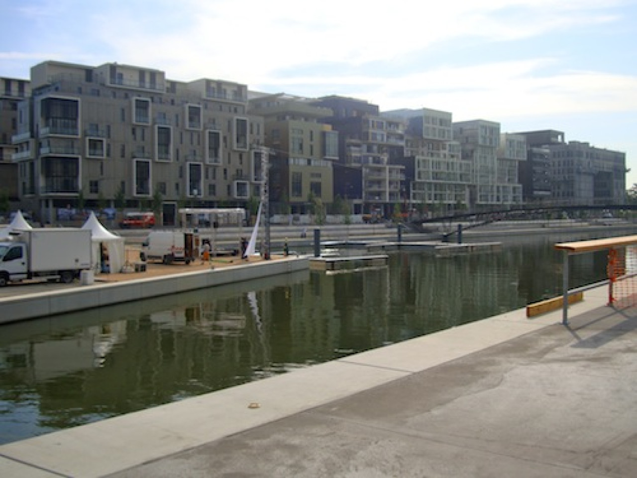 Lyon : des pompiers sauvent de la noyade un SDF qui plongeait dans la darse de Confluence