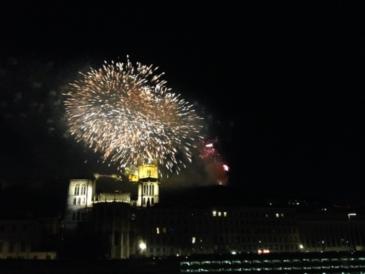 Feu d’artifice du 14 juillet à Lyon : “Les couleurs de la lumière” vont illuminer le ciel ! Feu d’artifice du 14 juillet à Lyon : “Les couleurs de la lumière” vont illuminer le ciel !