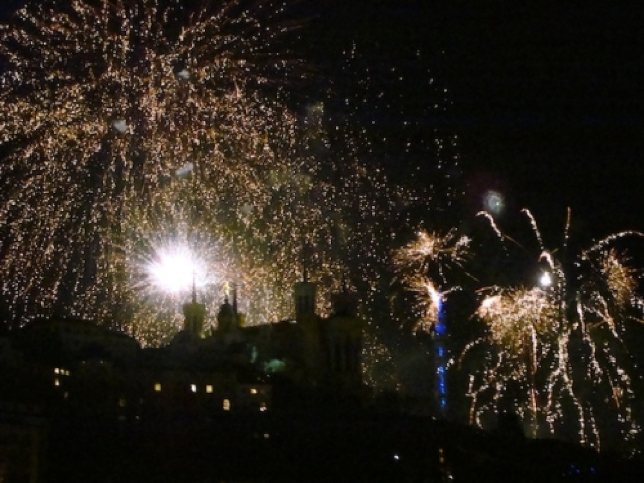 Feu d'artifice du 14 juillet à Lyon : "Les couleurs de la lumière" comme thème en 2015 Feu d'artifice du 14 juillet à Lyon : "Les couleurs de la lumière" comme thème en 2015