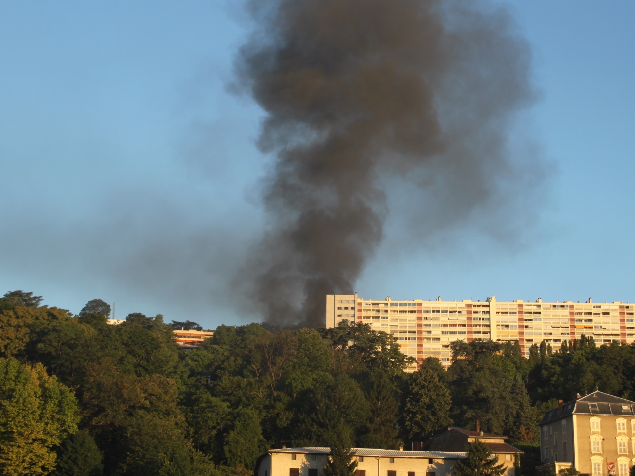 Une voiture explose à Sainte-Foy-Lès-Lyon Une voiture explose à Sainte-Foy-Lès-Lyon