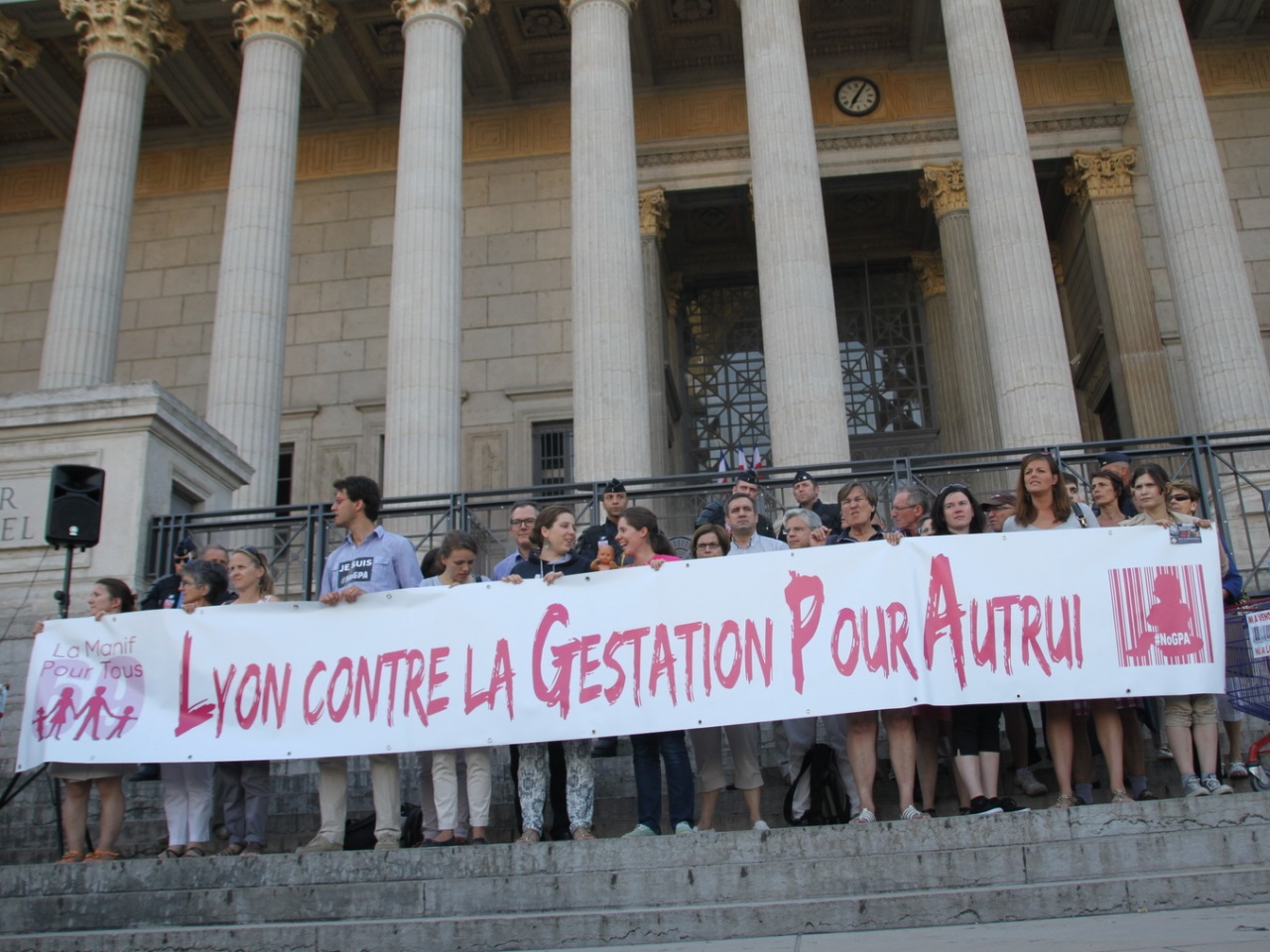 Lyon : 400 personnes ont manifesté contre la GPA Lyon : 400 personnes ont manifesté contre la GPA