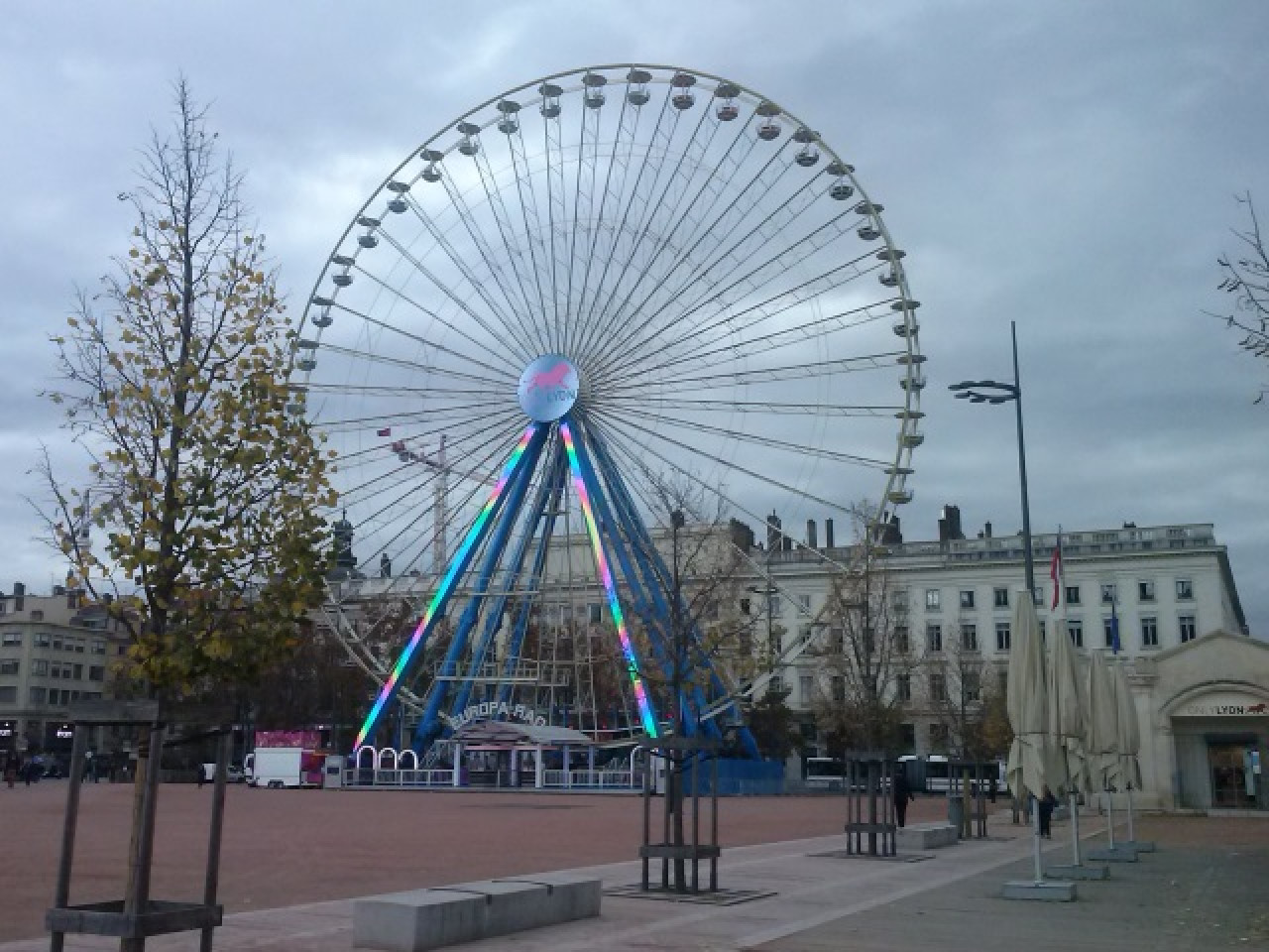 Lyon : la grande roue de la place Bellecour est partie en Allemagne Lyon : la grande roue de la place Bellecour est partie en Allemagne
