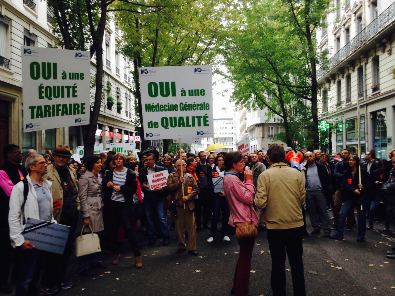 Les médecins généralistes du Rhône manifestent devant la Préfecture Les médecins généralistes du Rhône manifestent devant la Préfecture