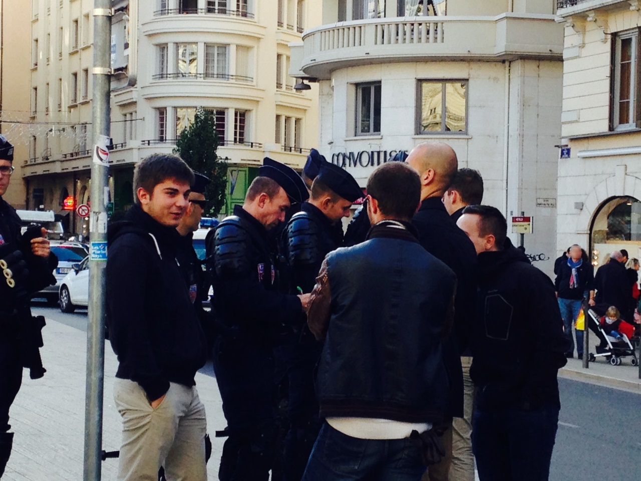 Attentats de Paris : important dispositif policier pour empêcher le rassemblement des identitaires à Lyon Attentats de Paris : important dispositif policier pour empêcher le rassemblement des identitaires à Lyon