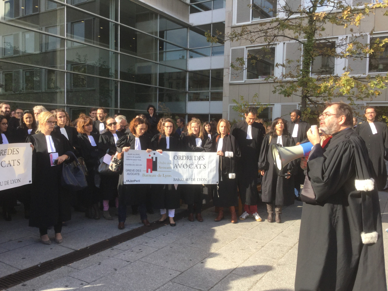 200 avocats manifestent à Lyon contre la réforme de l'aide juridictionnelle 200 avocats manifestent à Lyon contre la réforme de l'aide juridictionnelle
