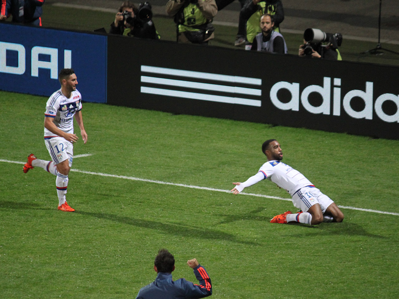 L’OL et Lacazette s’offrent l'ultime derby de Gerland face à l’ASSE (3-0) L’OL et Lacazette s’offrent l'ultime derby de Gerland face à l’ASSE (3-0)