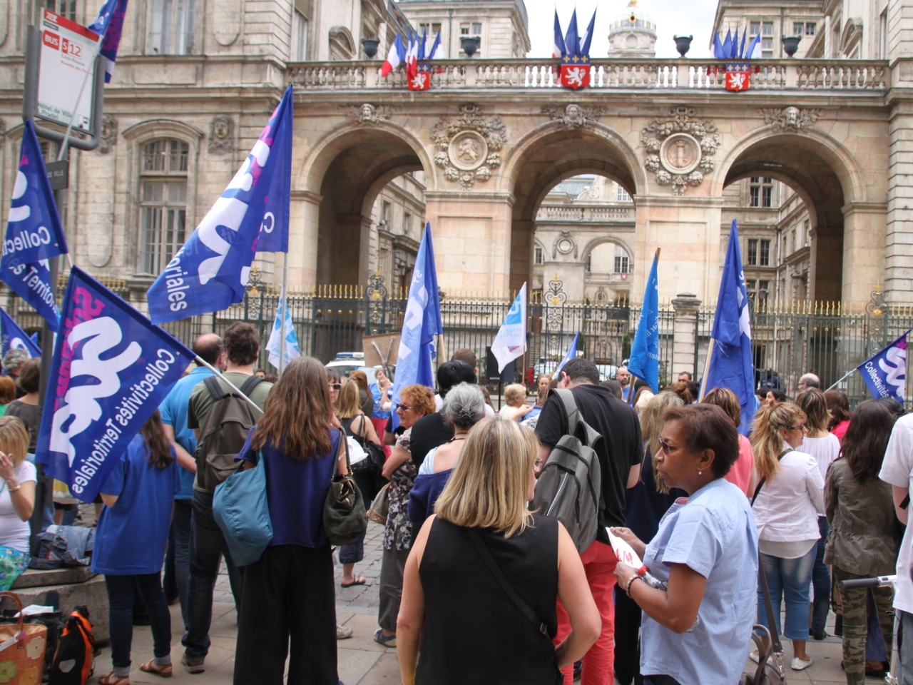 Grève dans les cantines à Lyon : 50 fonctionnaires devant l’Hôtel de Ville Grève dans les cantines à Lyon : 50 fonctionnaires devant l’Hôtel de Ville