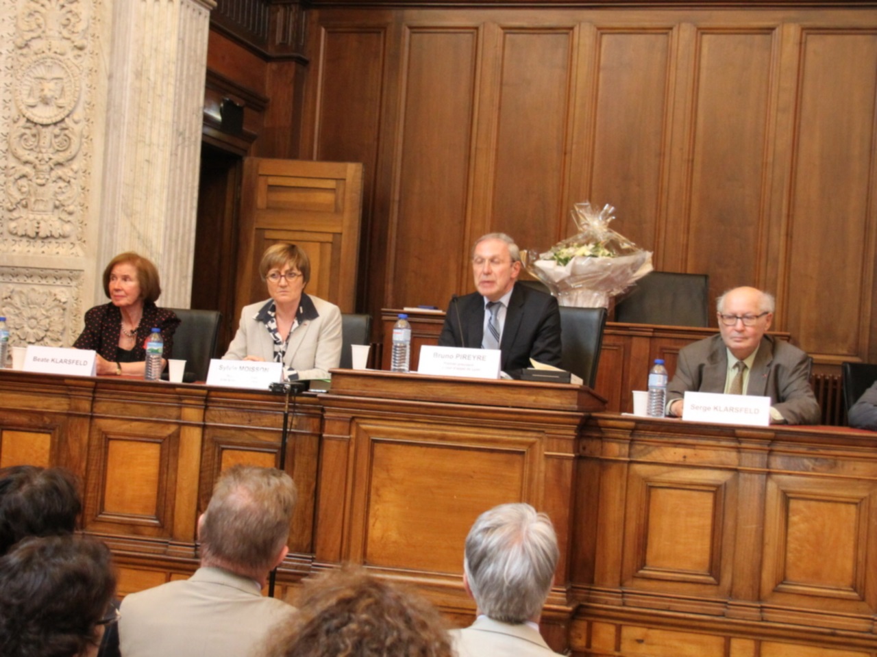 Les époux Klarsfeld revenaient pour la première fois sur les lieux du procès Barbie Les époux Klarsfeld revenaient pour la première fois sur les lieux du procès Barbie