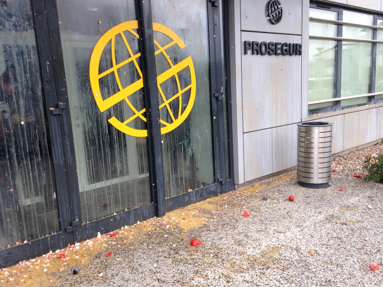 Jets de tomates et d'oeufs contre le si&egrave;ge de Prosegur &agrave; Saint-Priest
