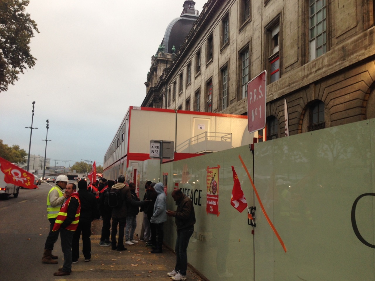 Les ouvriers du chantier de l’Hôtel-Dieu de nouveau en grève Les ouvriers du chantier de l’Hôtel-Dieu de nouveau en grève
