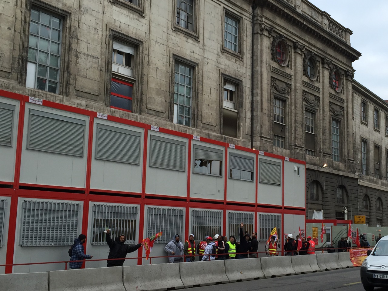 Le chantier de l'Hôtel-Dieu bloqué par une grève des ouvriers Le chantier de l'Hôtel-Dieu bloqué par une grève des ouvriers