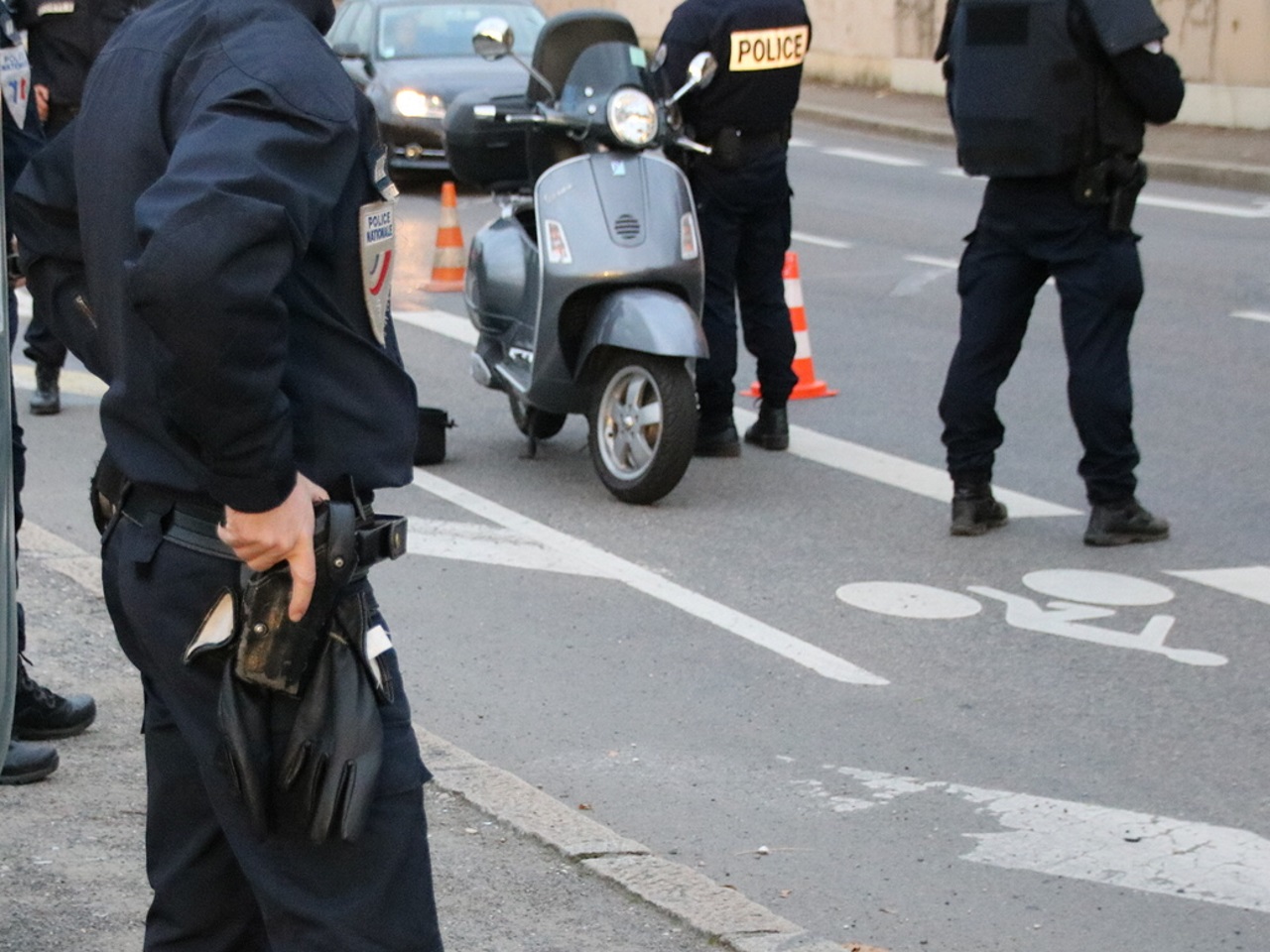 Lyon : à 14 ans, ils lancent une bouteille d'acide sur un collège Lyon : à 14 ans, ils lancent une bouteille d'acide sur un collège