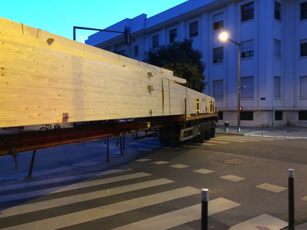 Lyon : le convoi exceptionnel aura bloqué l'avenue durant près de 20 heures Lyon : le convoi exceptionnel aura bloqué l'avenue durant près de 20 heures