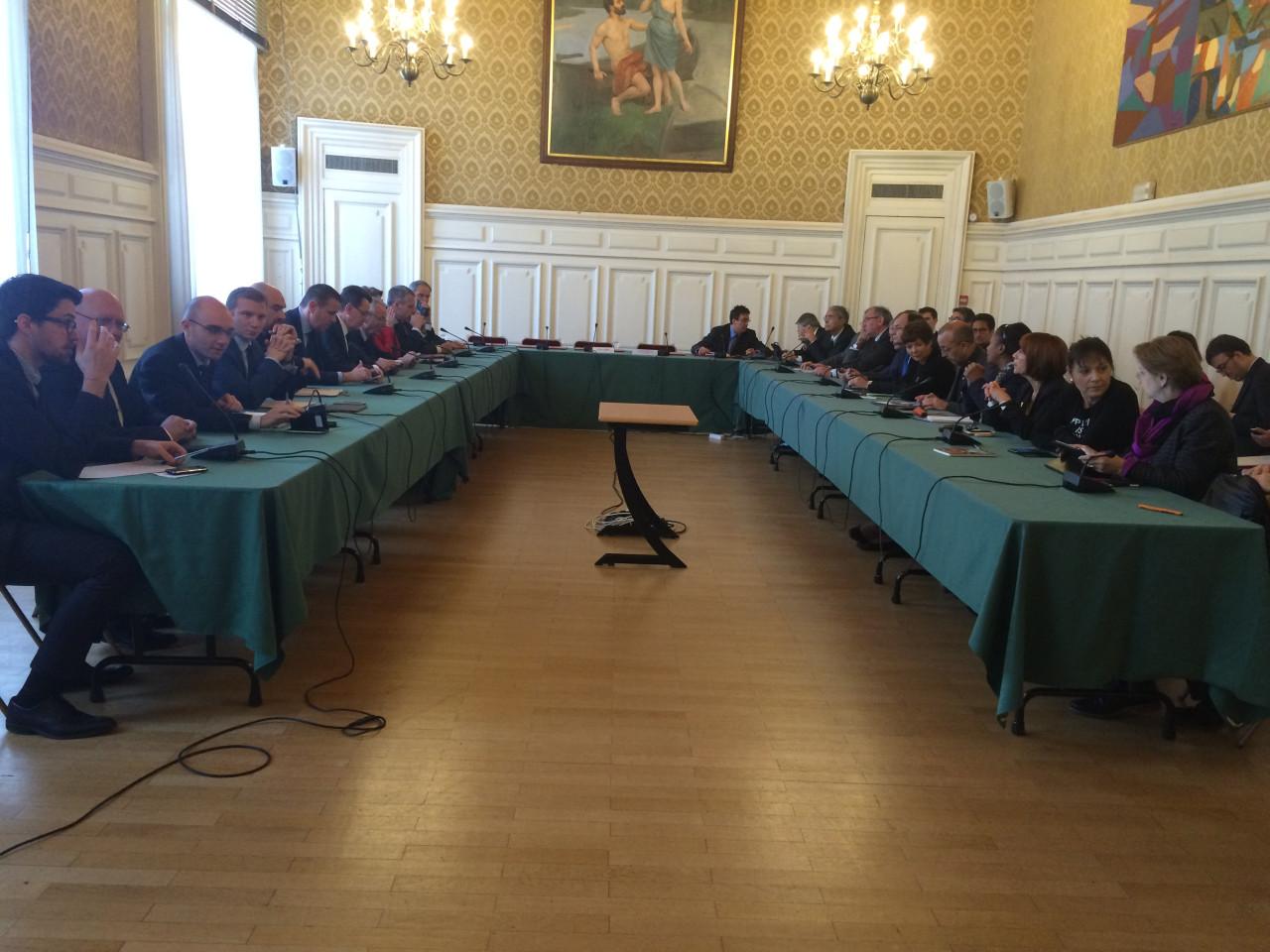 Attentats de Paris : le couvre feu envisagé à Lyon selon les circonstances Attentats de Paris : le couvre feu envisagé à Lyon selon les circonstances