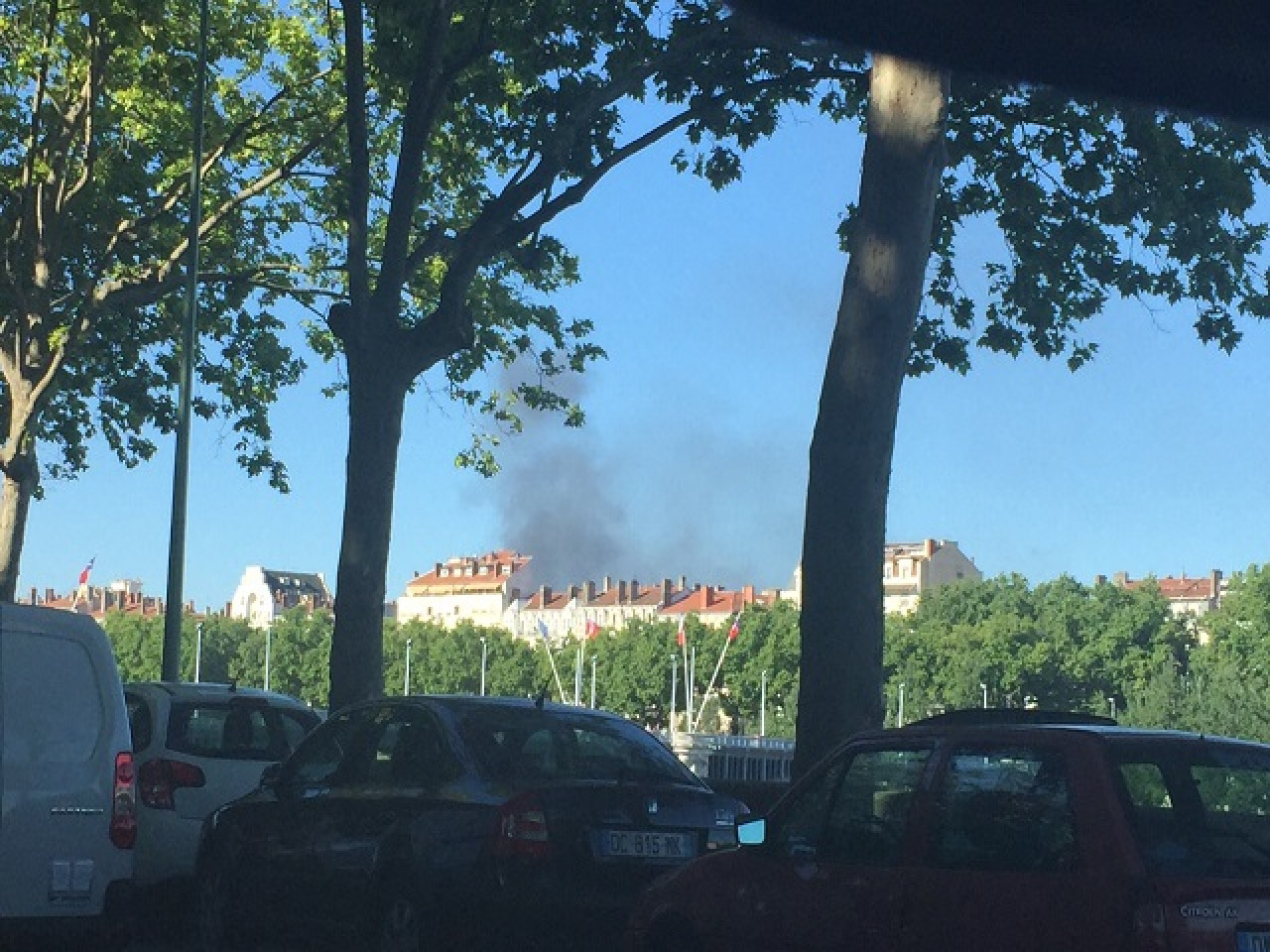 Caluire : un bus s’enflamme sur le périphérique Nord Caluire : un bus s’enflamme sur le périphérique Nord