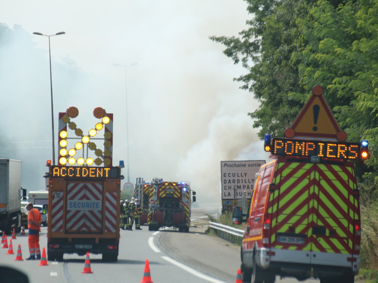 Rhône : un camion-poubelle prend feu sur l'A6 Rhône : un camion-poubelle prend feu sur l'A6