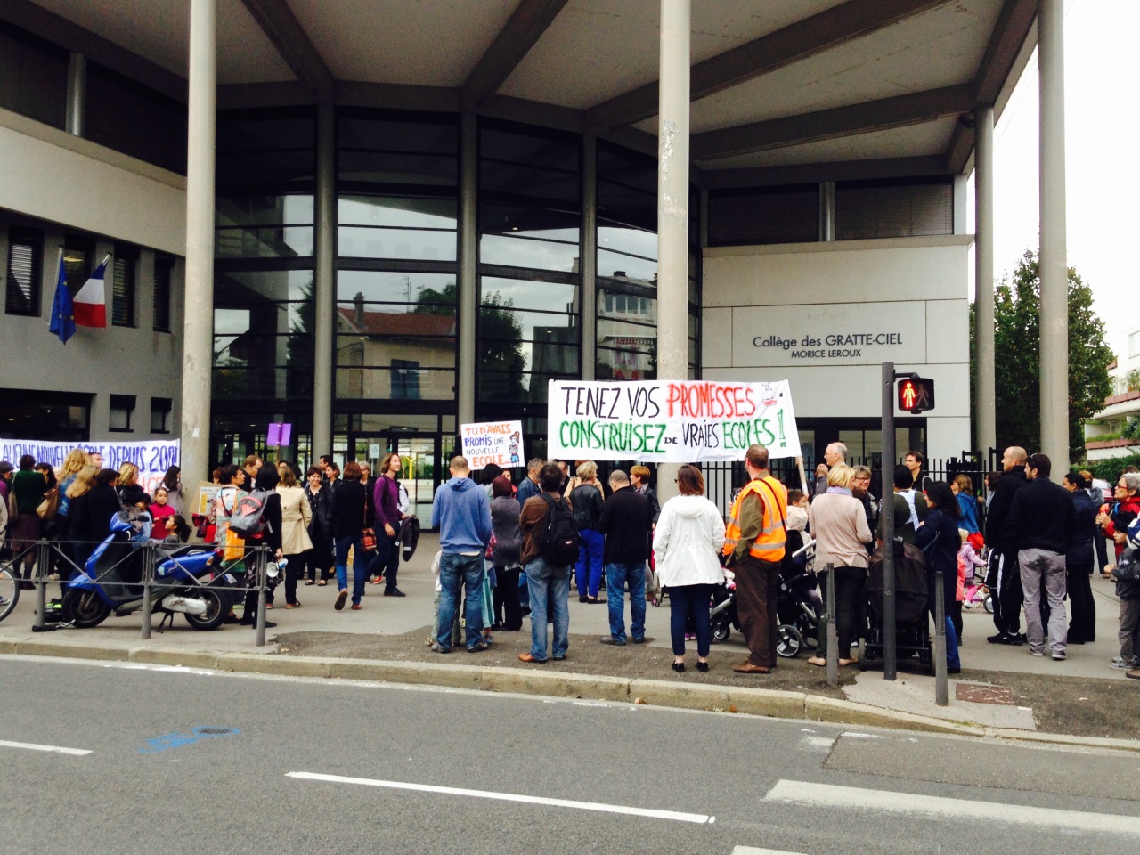 Villeurbanne : 200 personnes manifestent contre "l’algécole" Villeurbanne : 200 personnes manifestent contre "l’algécole"