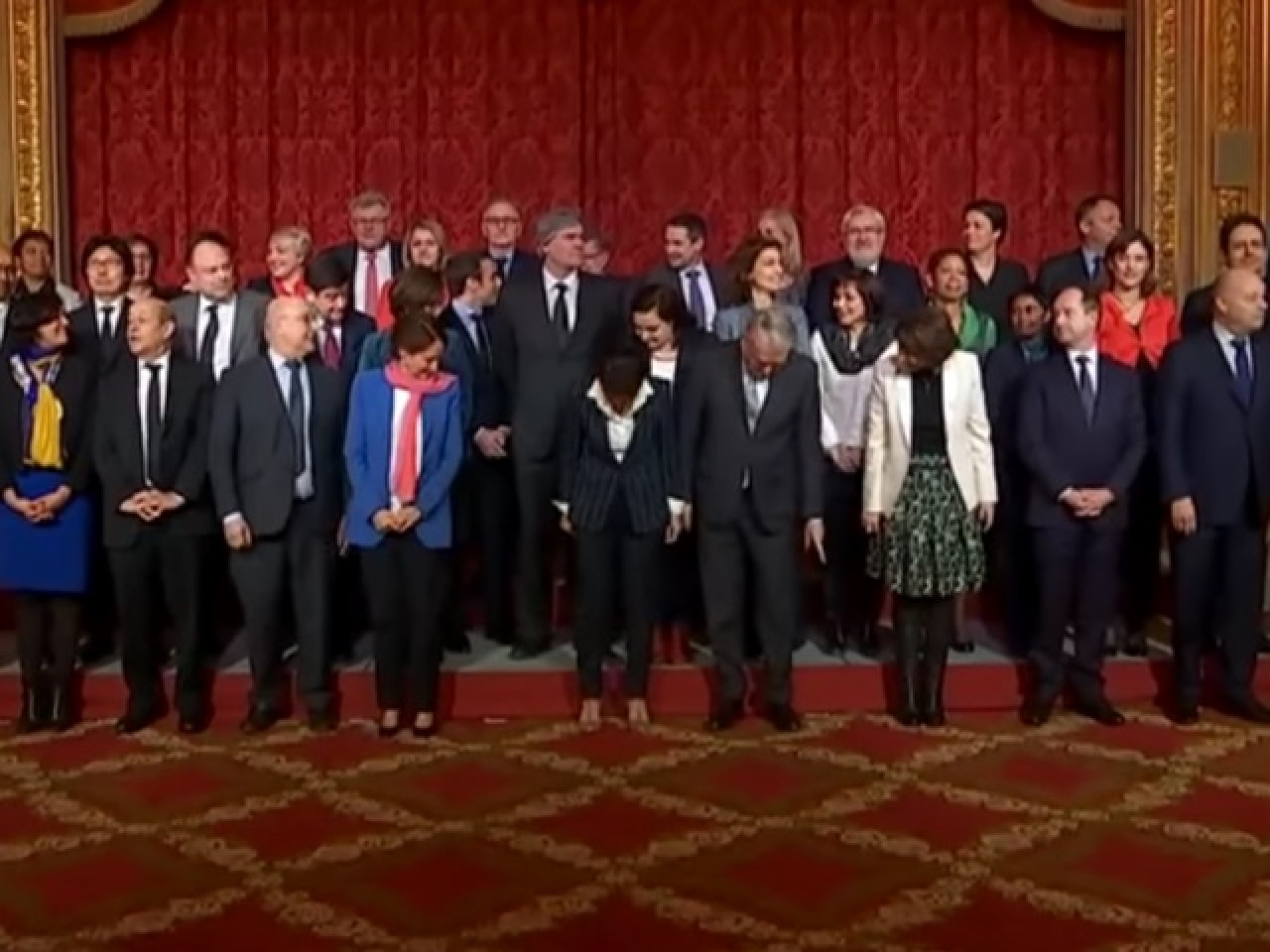 Quand Najat Vallaud-Belkacem cherche sa place sur la photo du gouvernement... Quand Najat Vallaud-Belkacem cherche sa place sur la photo du gouvernement...