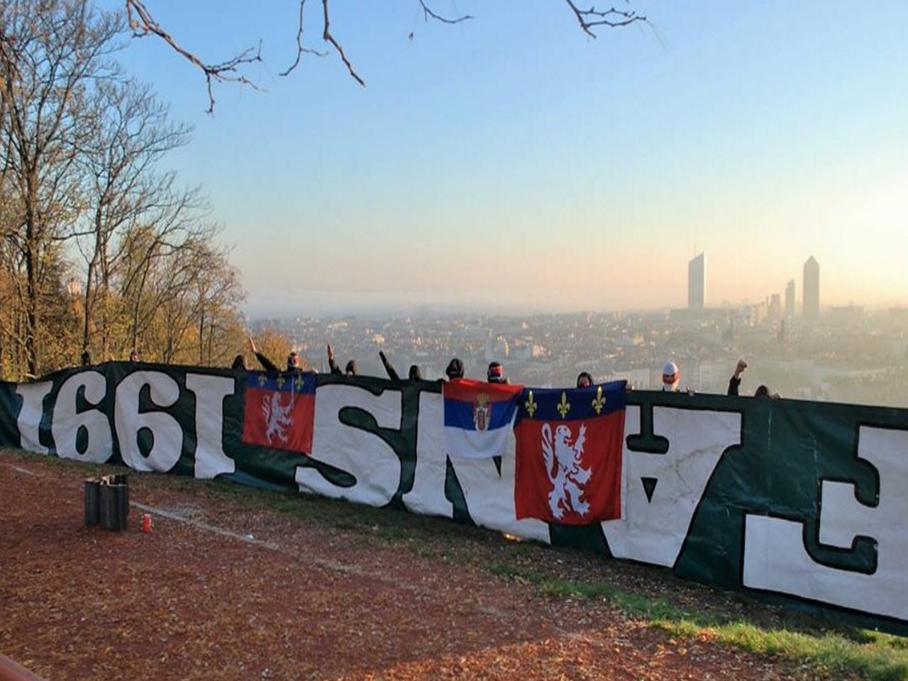Avant le derby, la bâche volée aux supporters de l’ASSE refait surface Avant le derby, la bâche volée aux supporters de l’ASSE refait surface
