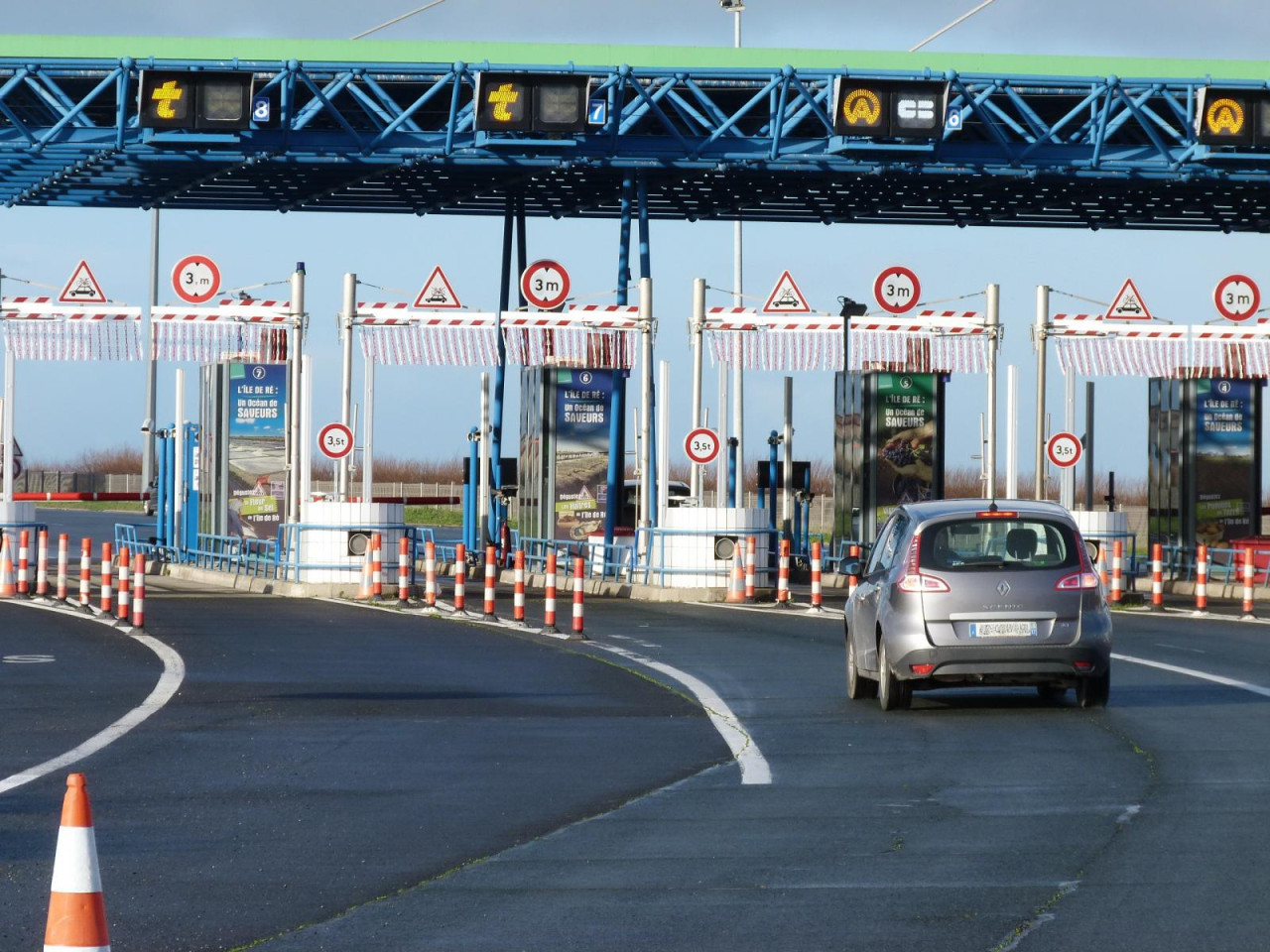 Caluire : une pelleteuse arrache une cabine au péage de TEO Caluire : une pelleteuse arrache une cabine au péage de TEO
