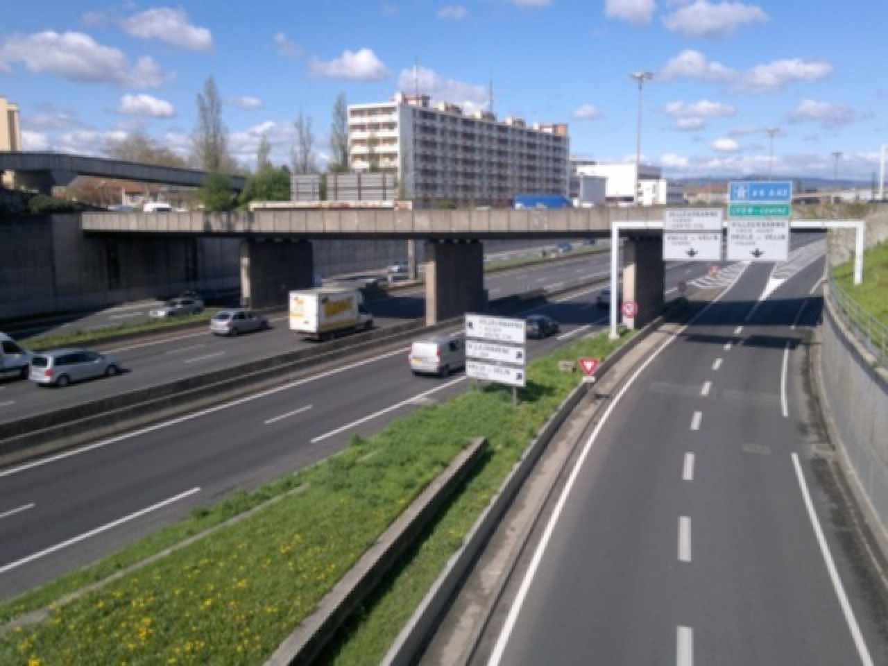 Rhône-Alpes : une enfant oubliée sur une aire d’autoroute de l’A7 Rhône-Alpes : une enfant oubliée sur une aire d’autoroute de l’A7