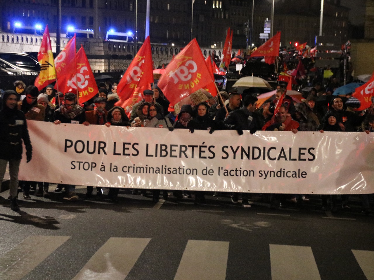 Lyon : pr&egrave;s de 1000 personnes pour soutenir les ex-Goodyear