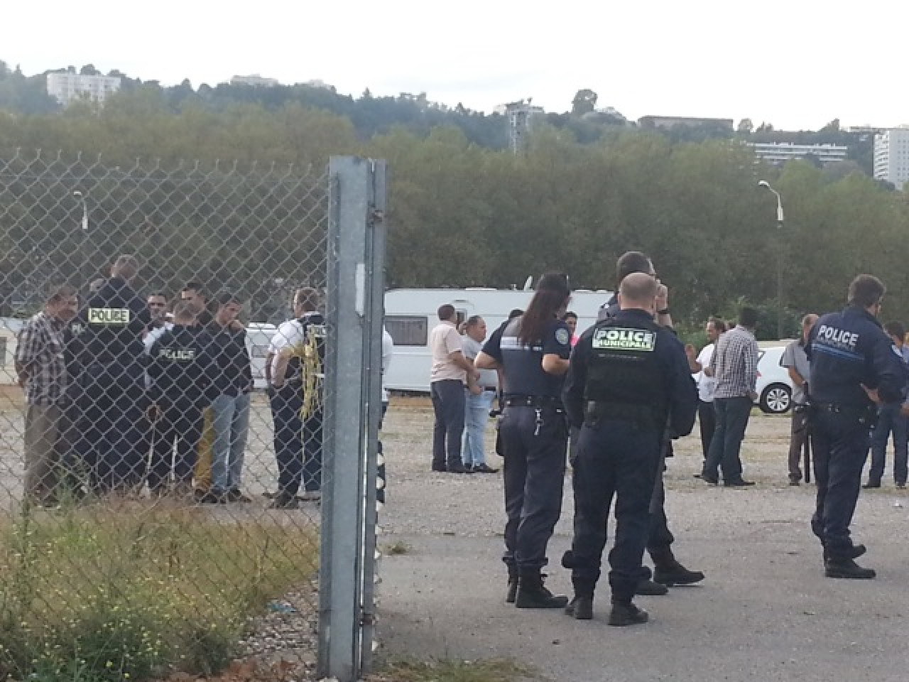 Un camp de gens du voyage évacué à St Priest Un camp de gens du voyage évacué à St Priest