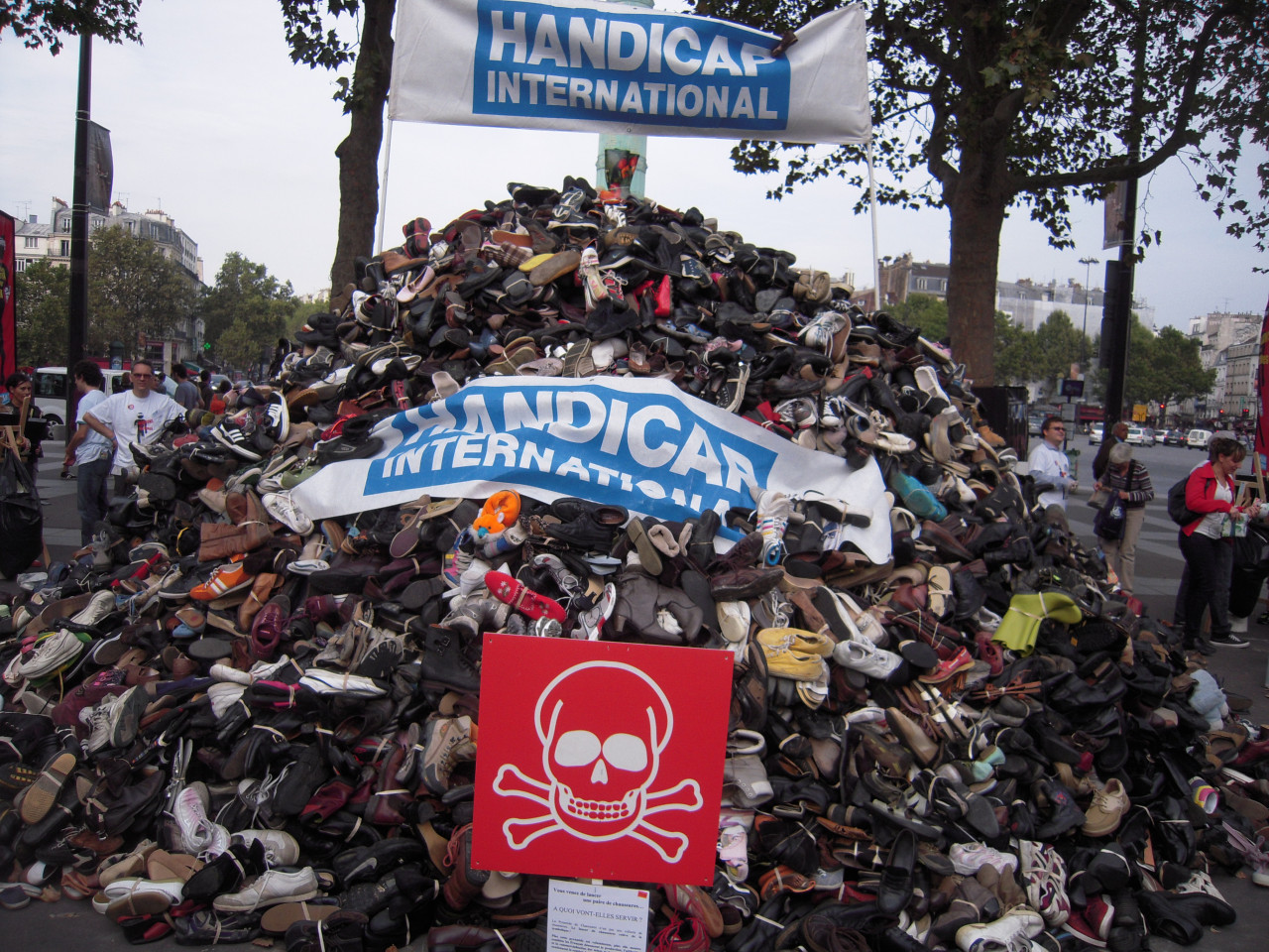 Pour ses 20 ans, la Pyramide de chaussures va dénoncer les armes explosives Pour ses 20 ans, la Pyramide de chaussures va dénoncer les armes explosives