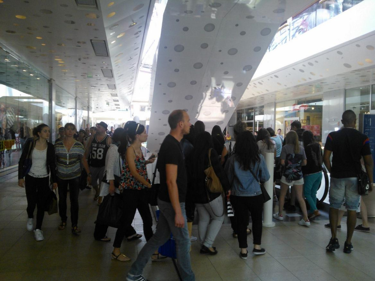 Lyon : alerte incendie à Confluence, le centre commercial évacué Lyon : alerte incendie à Confluence, le centre commercial évacué