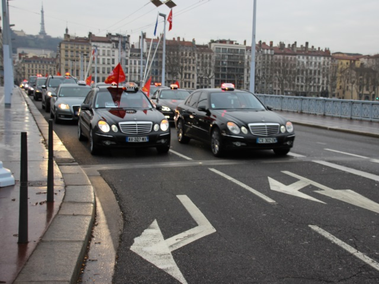 Les taxis, en colère contre Uber, bloquent Lyon ce jeudi Les taxis, en colère contre Uber, bloquent Lyon ce jeudi