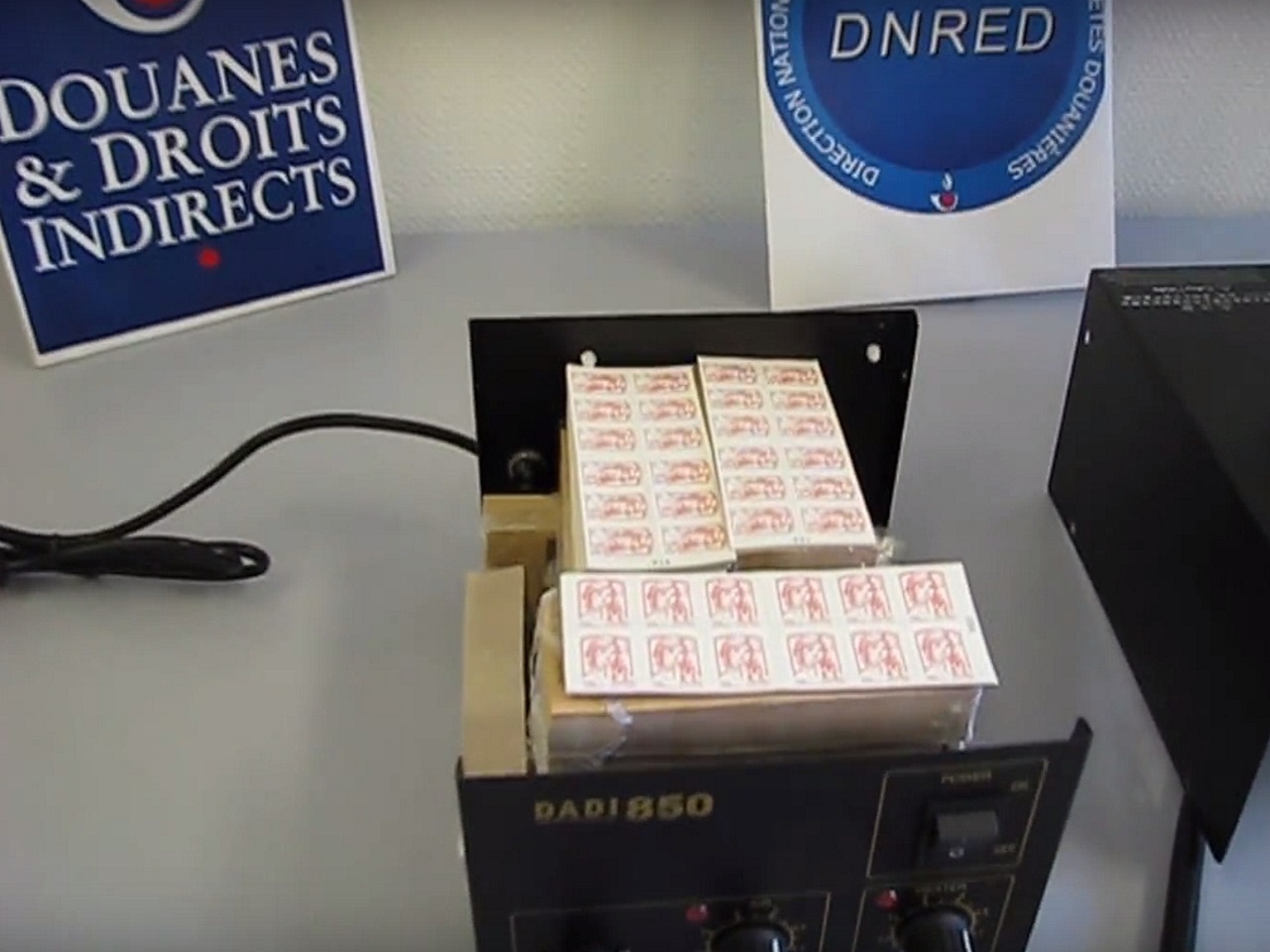 Douanes : 81 600 timbres de contrefaçon saisis à Lyon Saint-Exupéry Douanes : 81 600 timbres de contrefaçon saisis à Lyon Saint-Exupéry