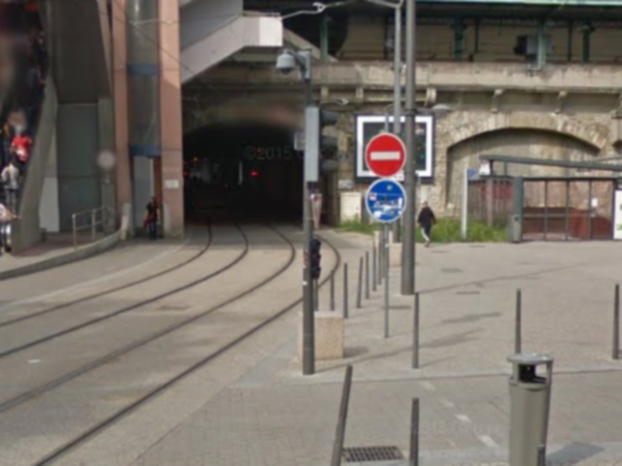 Le T1 interrompu pour évacuer un SDF installé sous la voûte de Perrache Le T1 interrompu pour évacuer un SDF installé sous la voûte de Perrache