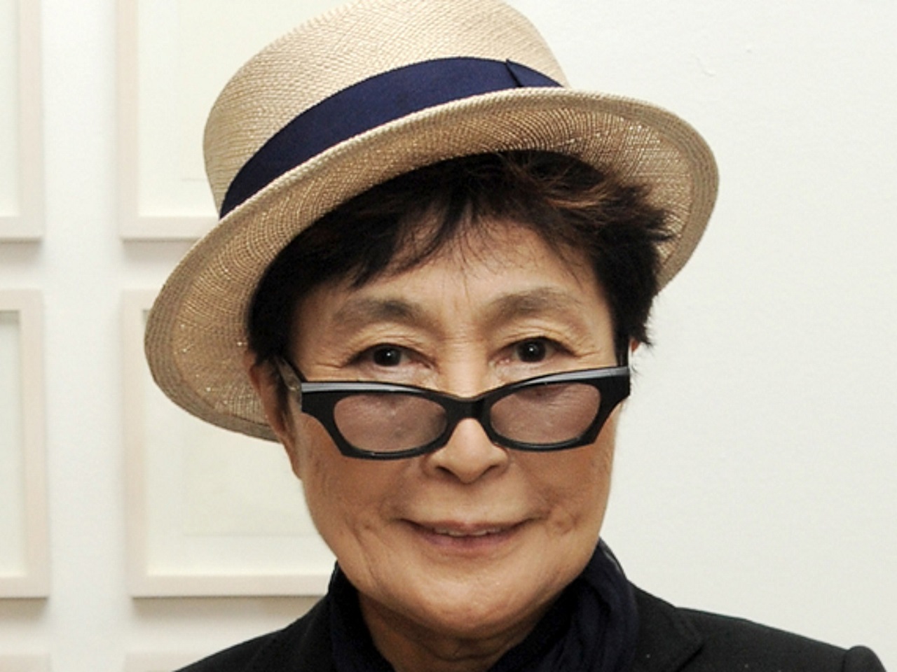 En convalescence, Yoko Ono reporte sa visite à Lyon En convalescence, Yoko Ono reporte sa visite à Lyon