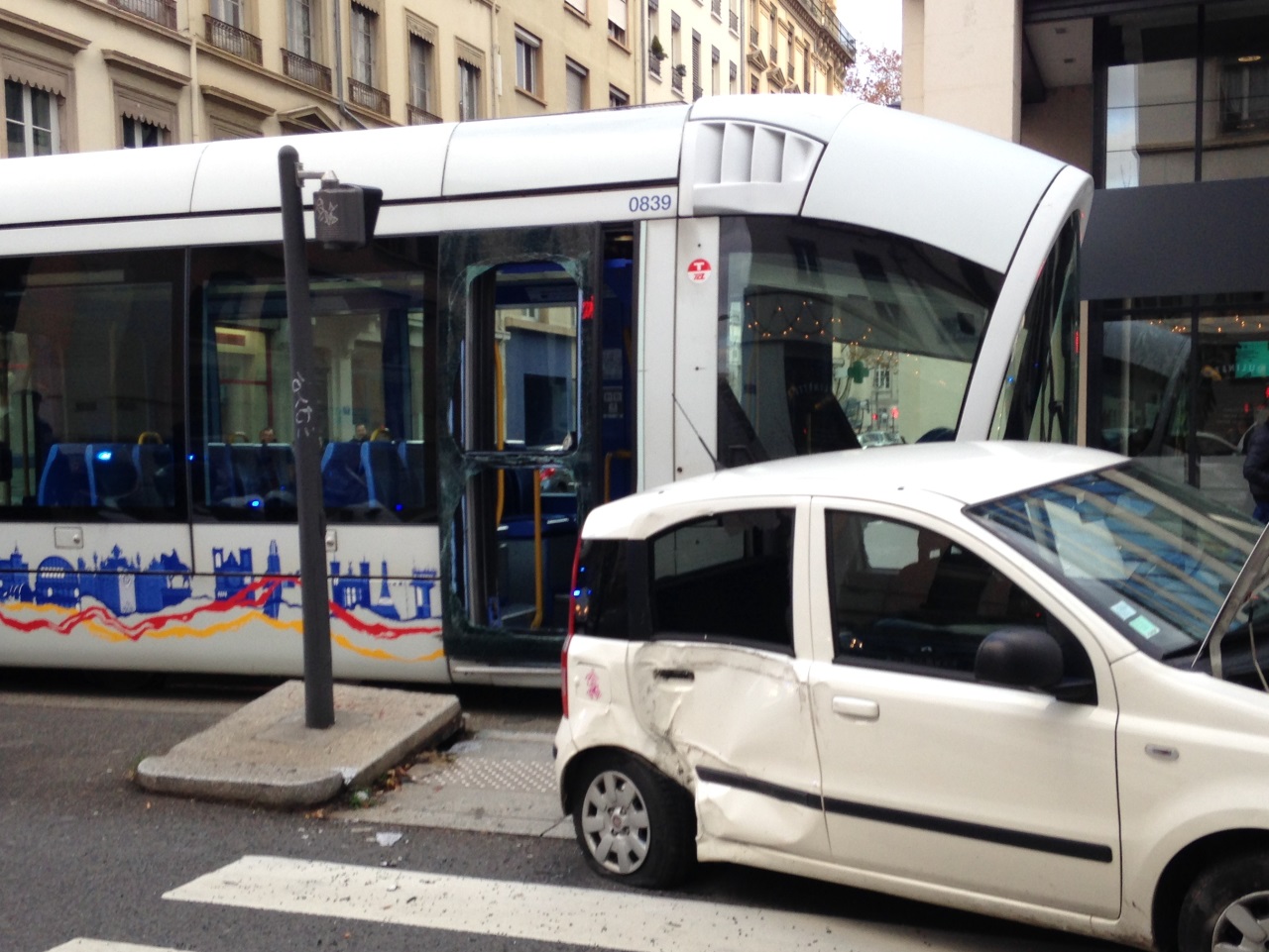Un blessé léger dans une collision entre une voiture et un tram à Lyon Un blessé léger dans une collision entre une voiture et un tram à Lyon