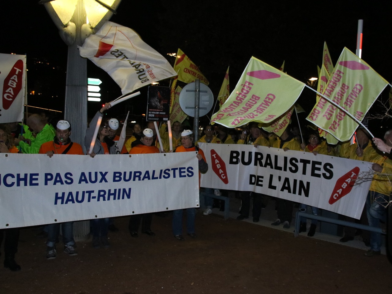 Plus de 500 buralistes réunis à Lyon contre le paquet de cigarettes neutre Plus de 500 buralistes réunis à Lyon contre le paquet de cigarettes neutre
