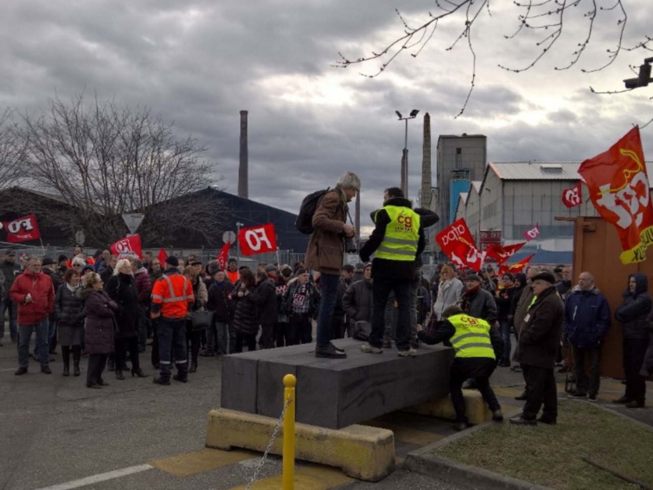 Nouveau rassemblement devant la soci&eacute;t&eacute; Carbone Savoie &agrave; V&eacute;nissieux