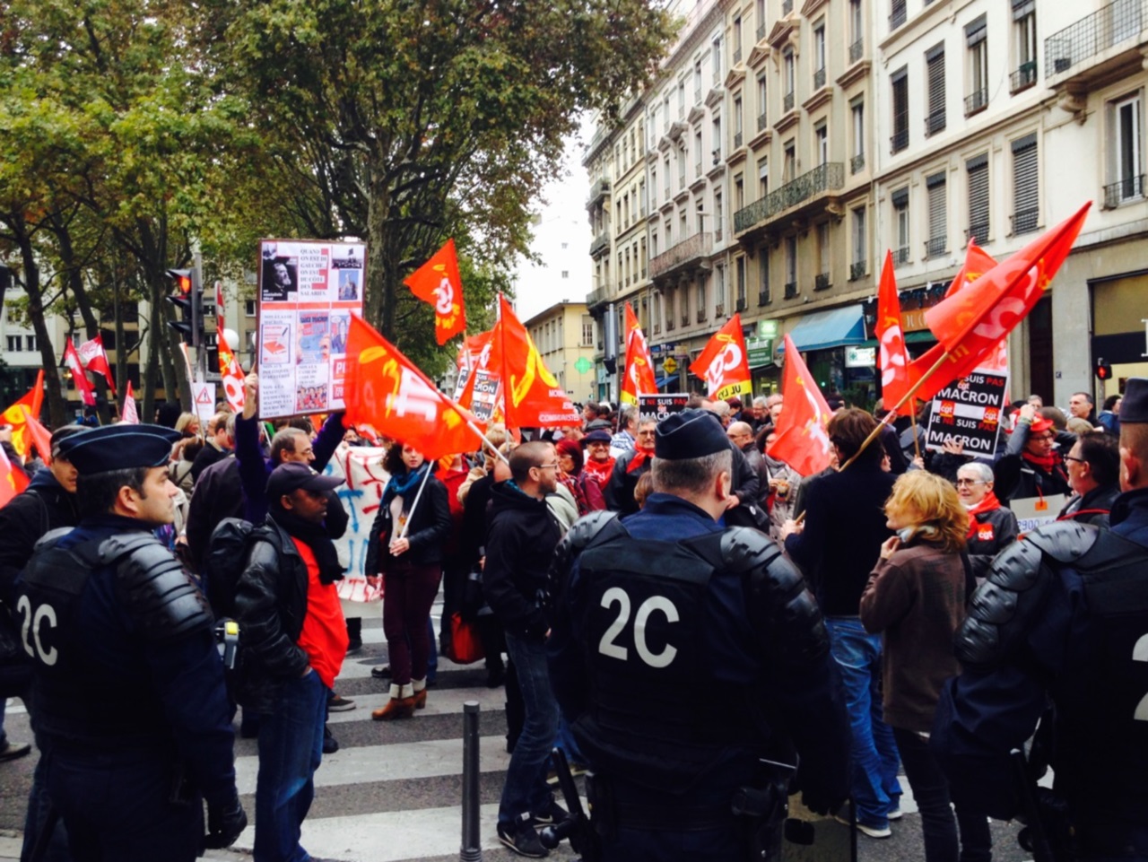 250 personnes manifestent à Lyon en marge de la venue de Macron aux Jéco 250 personnes manifestent à Lyon en marge de la venue de Macron aux Jéco