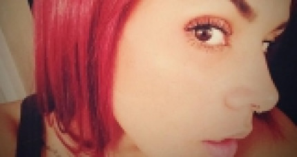 Shy'm a une nouvelle couleur de cheveux!