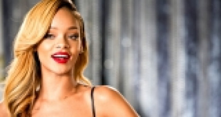 Rihanna embrasse une fille pendant ses vacances!